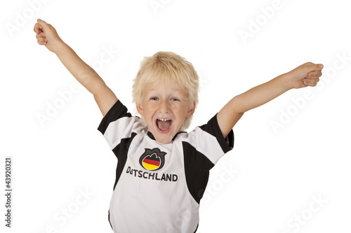 Kleiner Junge jubelt beim Fussball