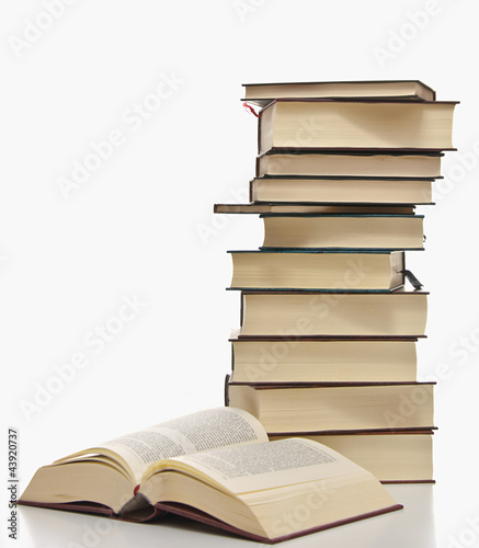 pila de libros sobre fondo blanco