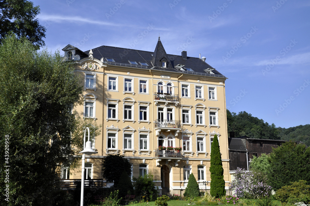 Südländisches Mehrfamilienhaus