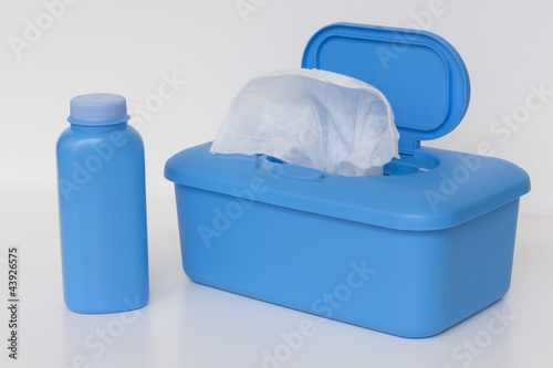 Wet wipes with powder