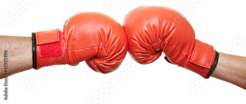 Zwei Hände in Boxhandschuhen