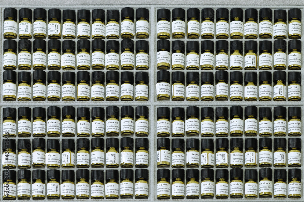 Obraz premium Fläschen mit Globuli
