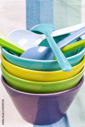 Bunte Keramikschalen mit Löffel aus Melamin
