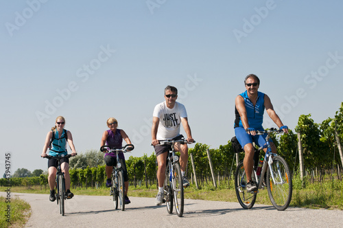 Eine Gruppe Radfahrer photo