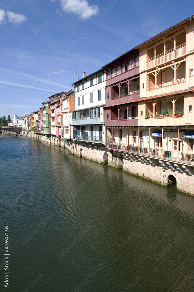 Obraz premium Castres maisons sur l'Agout