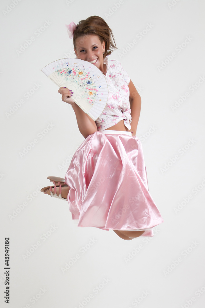 Ragazza in rosa con ventaglio in salto Stock Photo | Adobe Stock