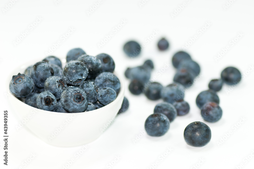 Blaubeeren in einer weißen Schale Blaubeeren in einer weißen Schale