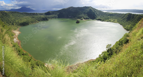 taal volcano crater lake tagaytay philippines