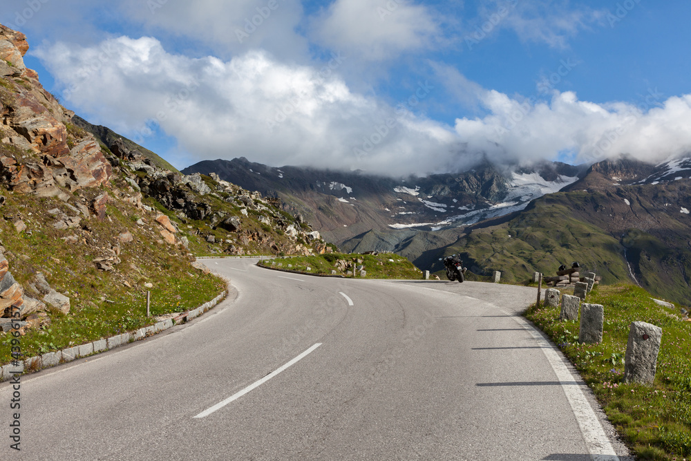 Naklejka premium Rest on the mountain road