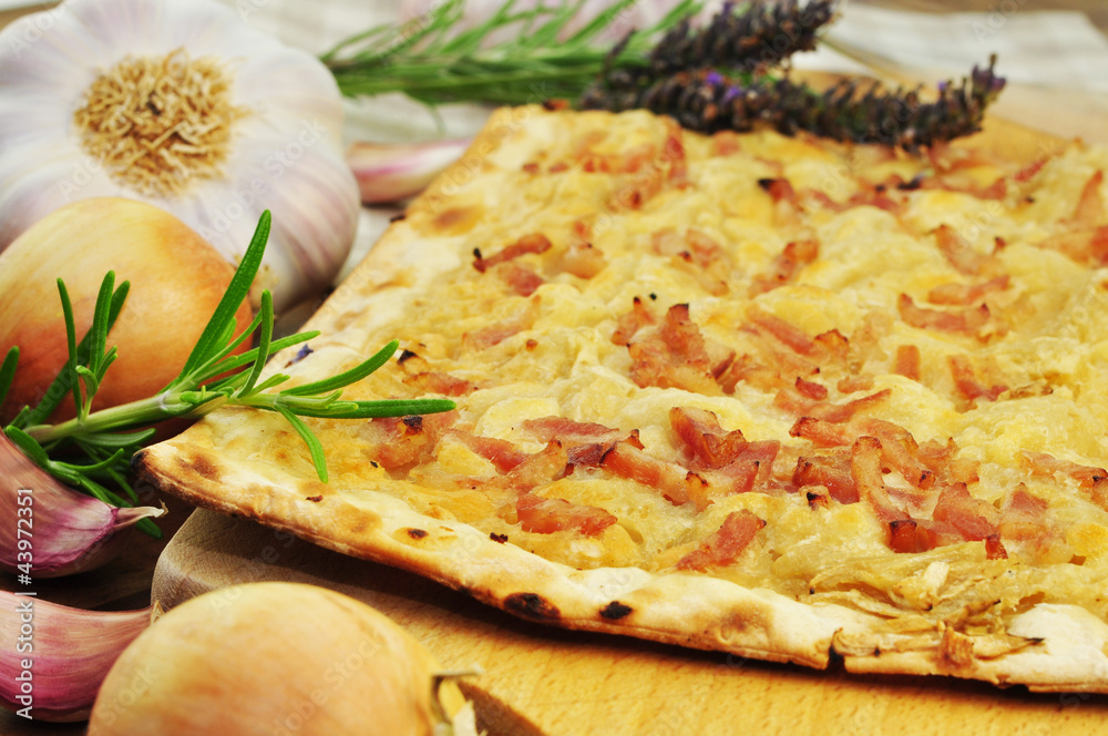 Zwiebelkuchen Stock-Foto | Adobe Stock