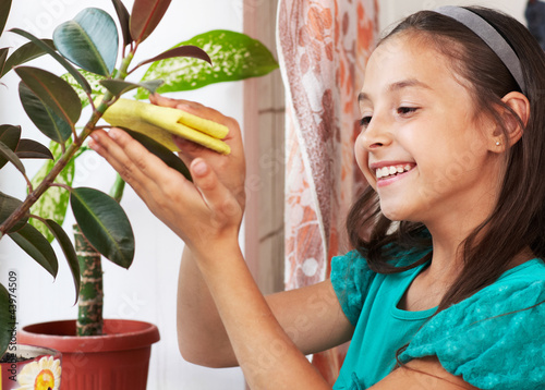 Tableau sur toile a girl wipes the dust from the leaves