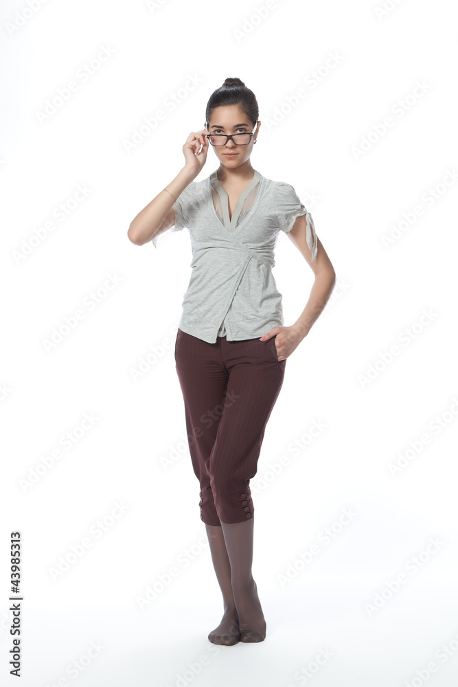 Fototapeta premium Портрет восточной девушки с очками на белом фоне