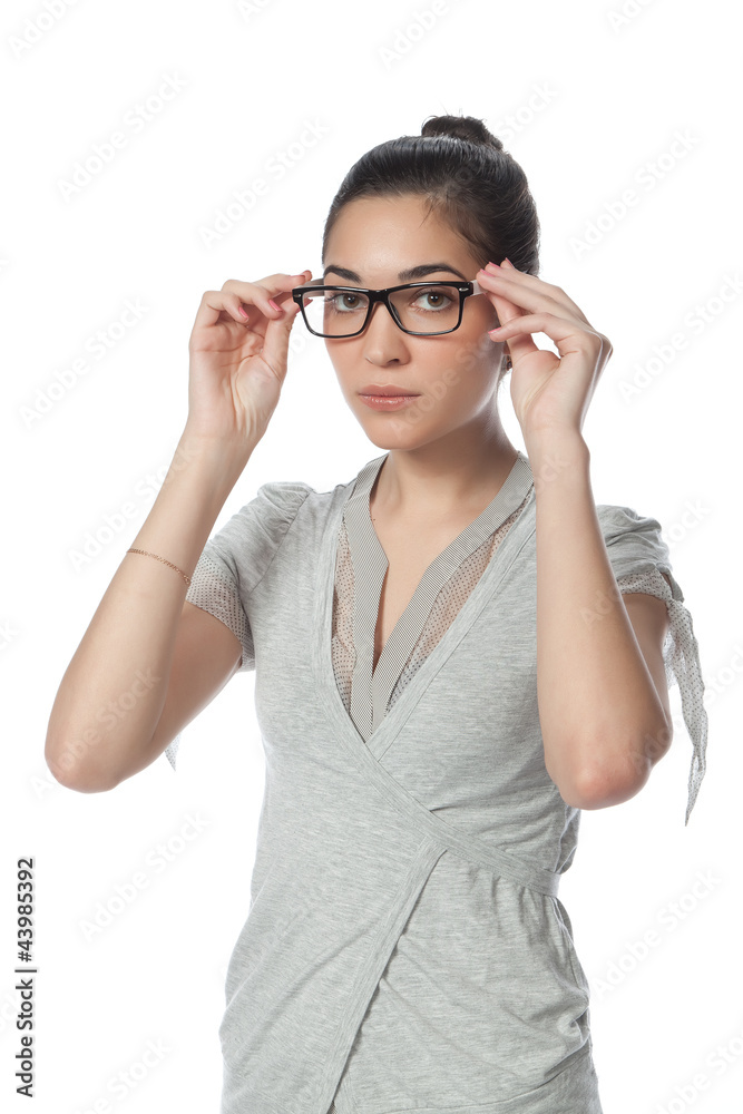 Портрет восточной девушки с очками на белом фоне
