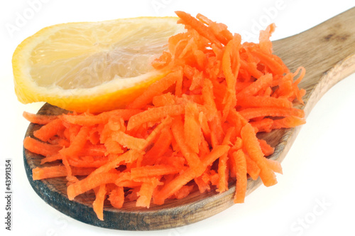 Cuiller de carottes râpées et rondelle de citron