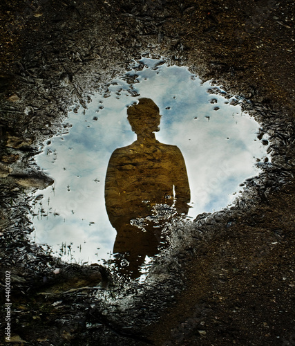 Fotografia Through the Looking Glass, reflection on a water puddle