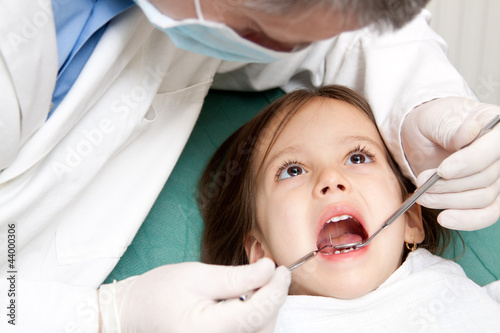 CHILD AT THE DENTISTRY