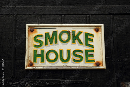 Altes Schild - Smoke House