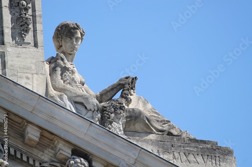 Statue du fronton de l'hôtel de ville de Cambrai photo