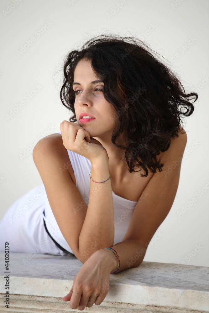 Naklejka premium Sguardo di ragazza con vestito bianco