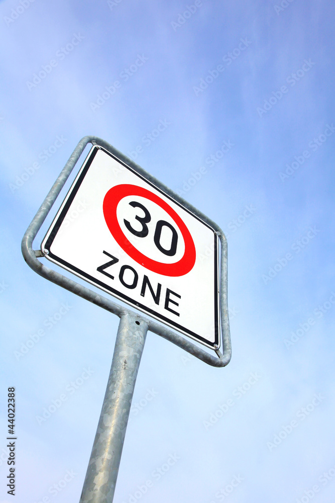 Schild mit Geschwindigkeitsbeschränkung Schild mit Geschwindigkeitsbeschränkung