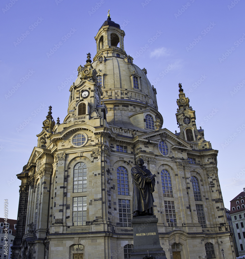 frauenkirche in dresden mit martin luther denkmal
