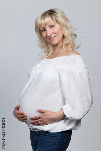 Поясной портрет беременной девушки