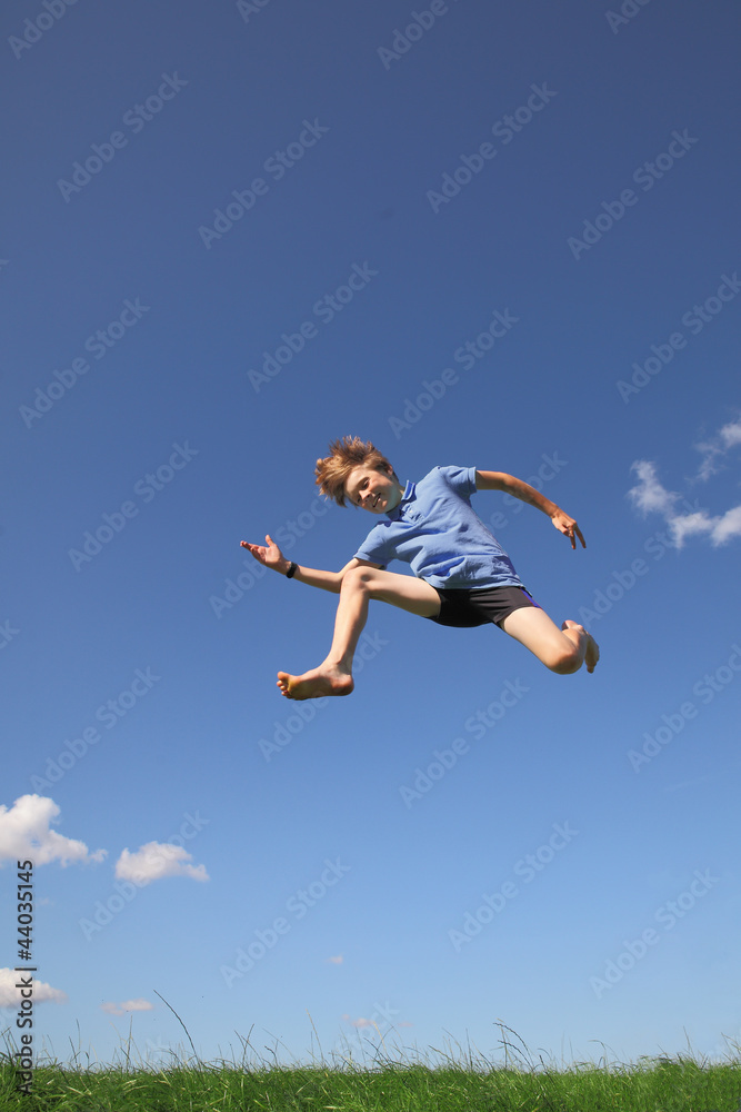Sportlicher Junge springt hoch