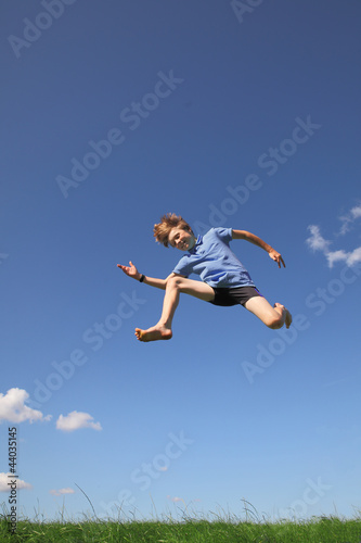 Sportlicher Junge springt hoch