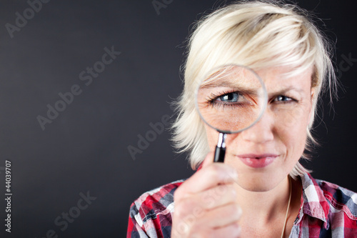 Tableau sur toile portrait frau mit lupe