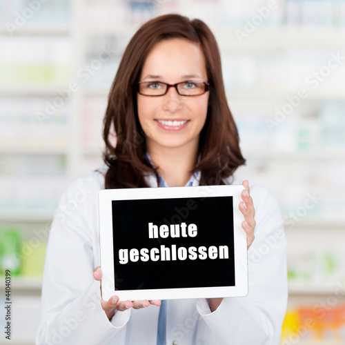 apothekerin zeigt tablet-pc photo