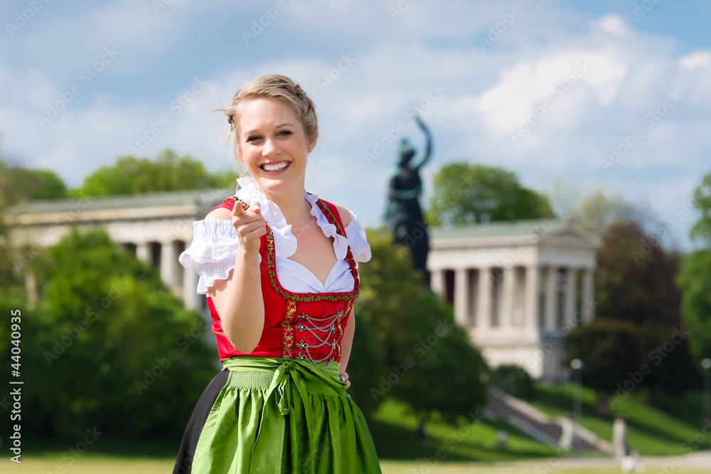 Fototapeta premium Junge Frau in Dirndl vor der Münchener Bavaria