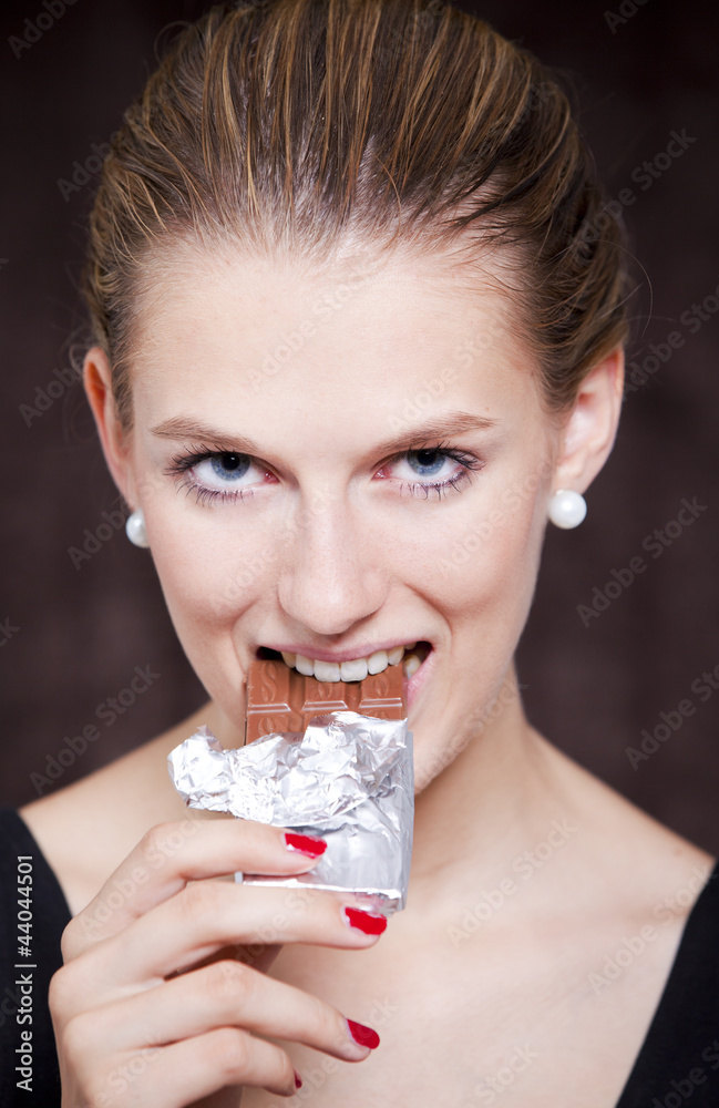 junge attraktive Frau isst Tafel Schokolade junge attraktive Frau isst Tafel Schokolade