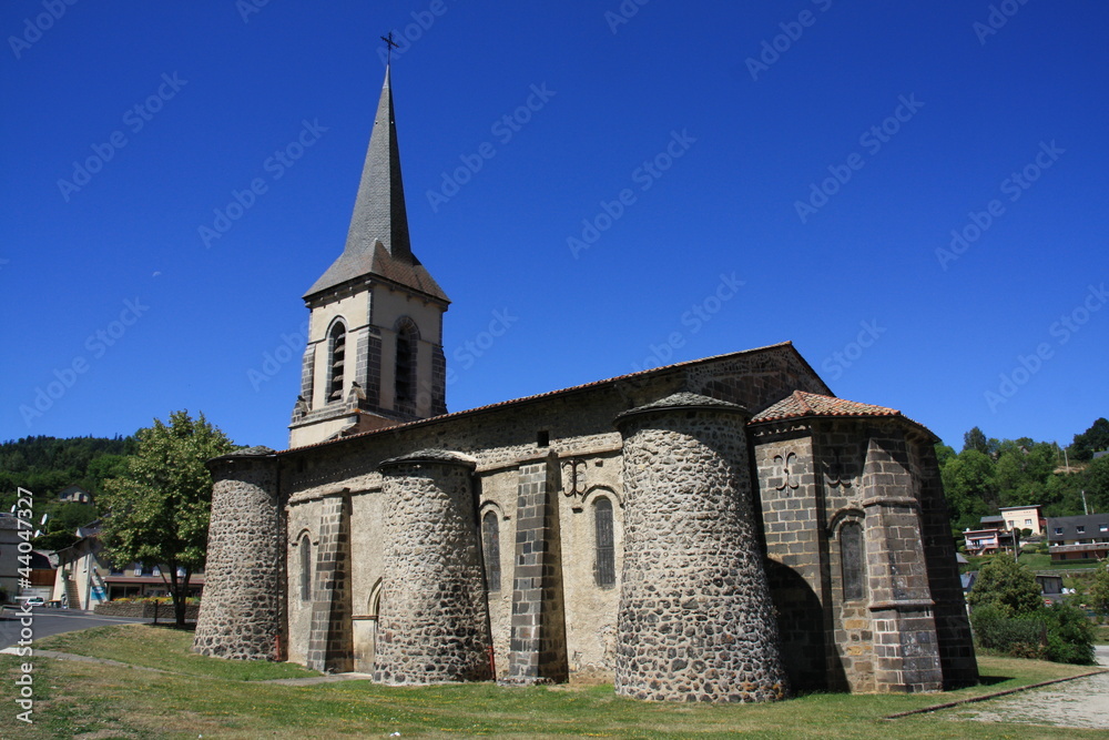 Fototapeta premium Eglise d'aydat puy de dôme auvergne ciel bleu