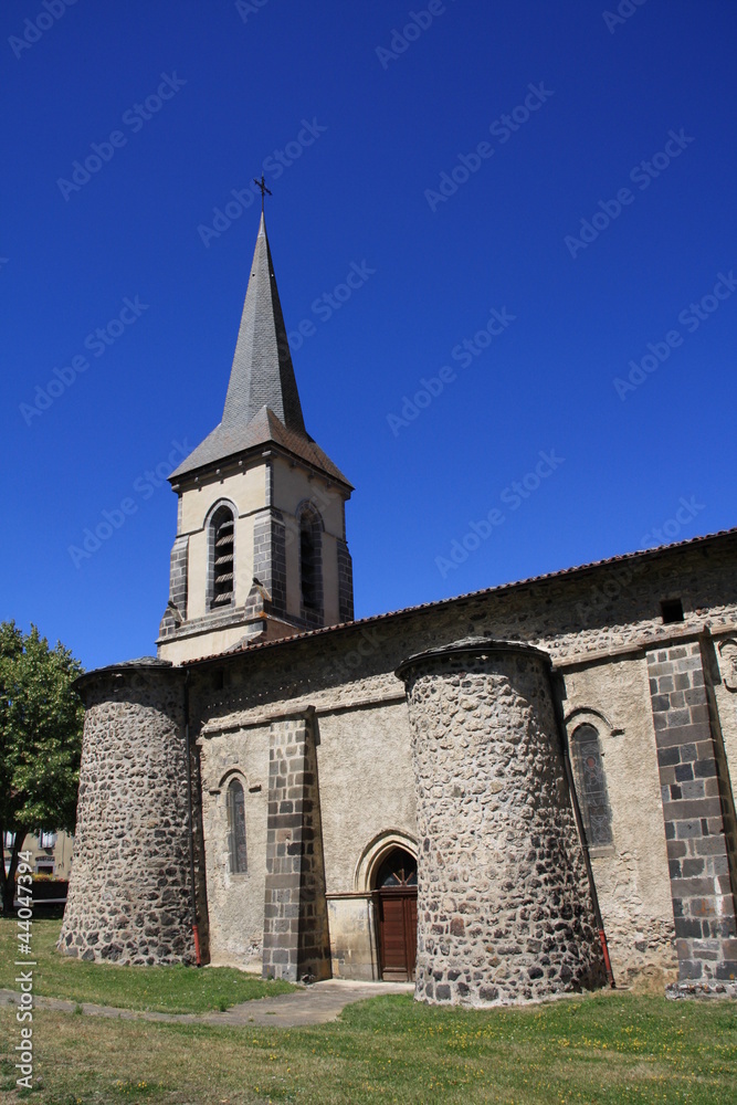 Eglise d'aydat puy de dôme auvergne ciel bleu