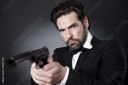 Geheimagent James Bond 007 mit Pistole im Anschlag