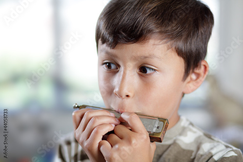 Φωτογραφία Boy playing harmonica