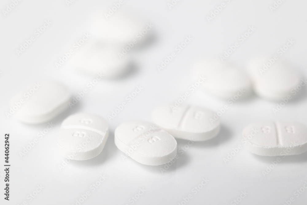 Tabletten auf weißem Hintergrund