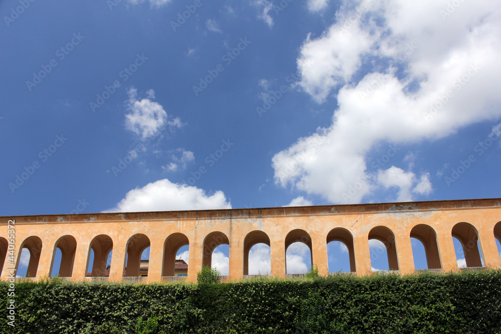 Ehemalige Burg und jetziger Park am Lungarno Fibonacci in Pisa