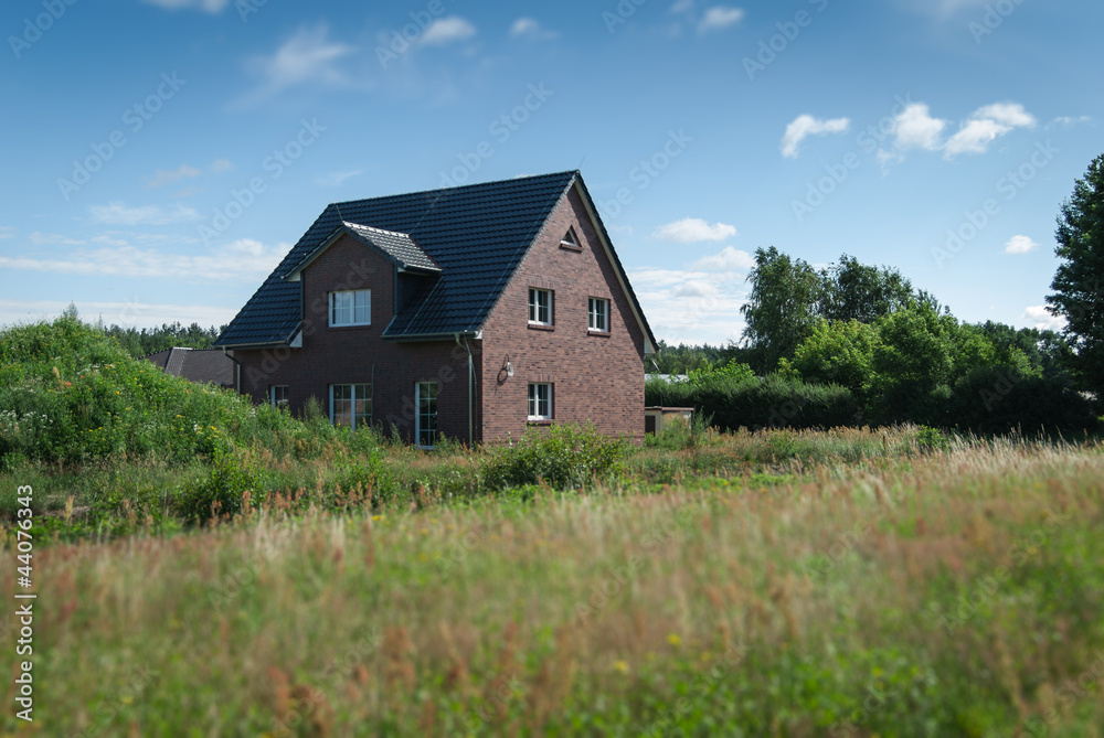 deutsches Einfamilienhaus auf dem Land