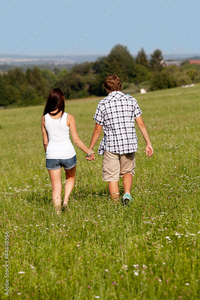 junges verliebtes paar glücklich auf einer wiese im freien junges verliebtes paar glücklich auf einer wiese im freien