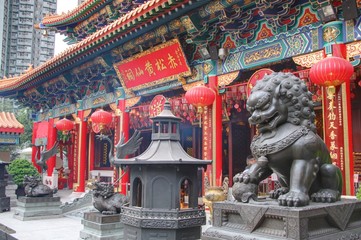 Papier peint photo Hong Kong Temple traditionnel au cœur de Hong Kong  © Lotharingia