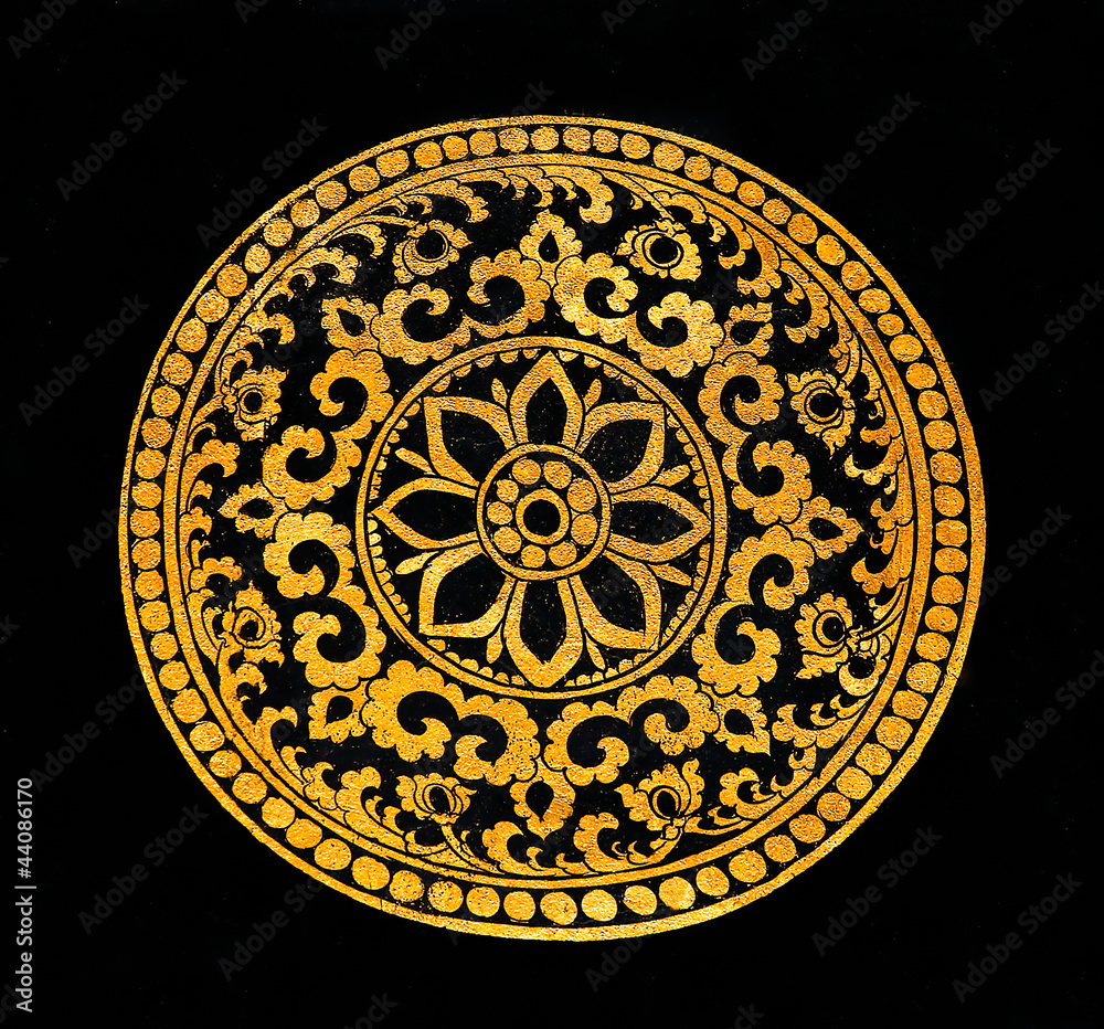 Obraz premium The Painting golden pattern on wood in the temple
