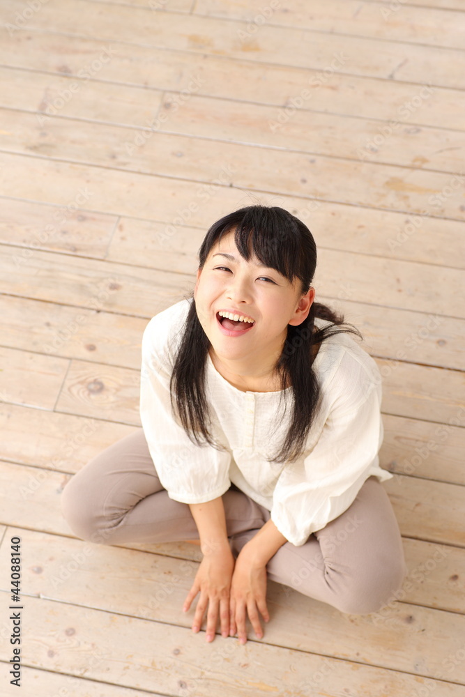 フローリングに座る女の子 フローリングに座る女の子