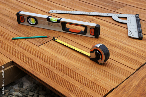 Photography outils de mesure sur terrasse en bois 3