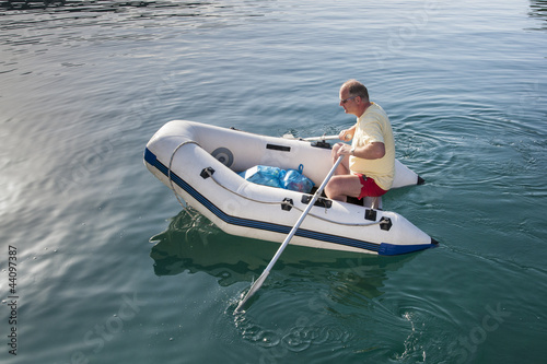 Mann im Schlauchboot