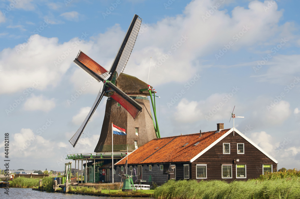 Fototapeta premium Beautiful windmill at De Zaanse Schans in the Netherlands