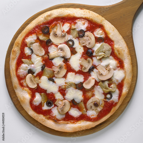 Photos Pizza capricciosa intera su pala di legno