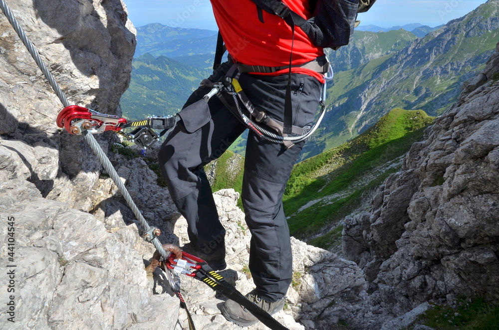 Bergsteiger mit Sicherung am Klettersteig – Stock-Foto | Adobe Stock