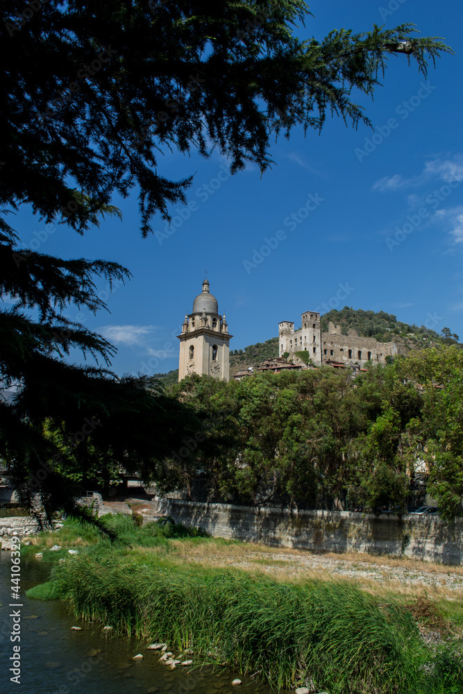 Fototapeta premium Dolceacqua (Imperia) - Vista del borgo