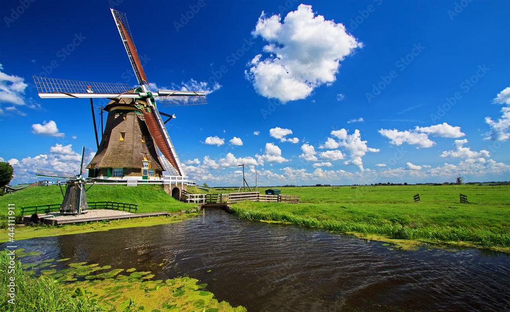 Fototapeta premium Old windmill.... Netherlands